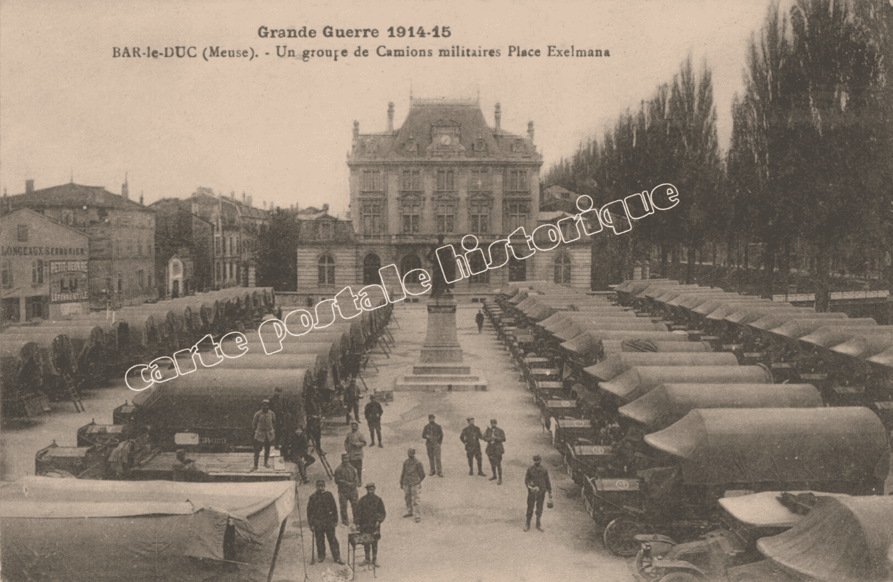 BAR-LE-DUC - Un groupe de Camions militaires Place Exelmans - 1916