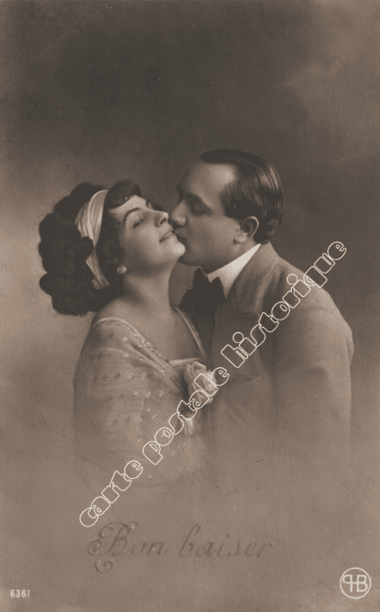 Bon Baiser - Un couple s'embrasse - 1913