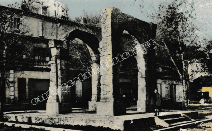 CAVAILLON - Arc de Triomphe - 1943