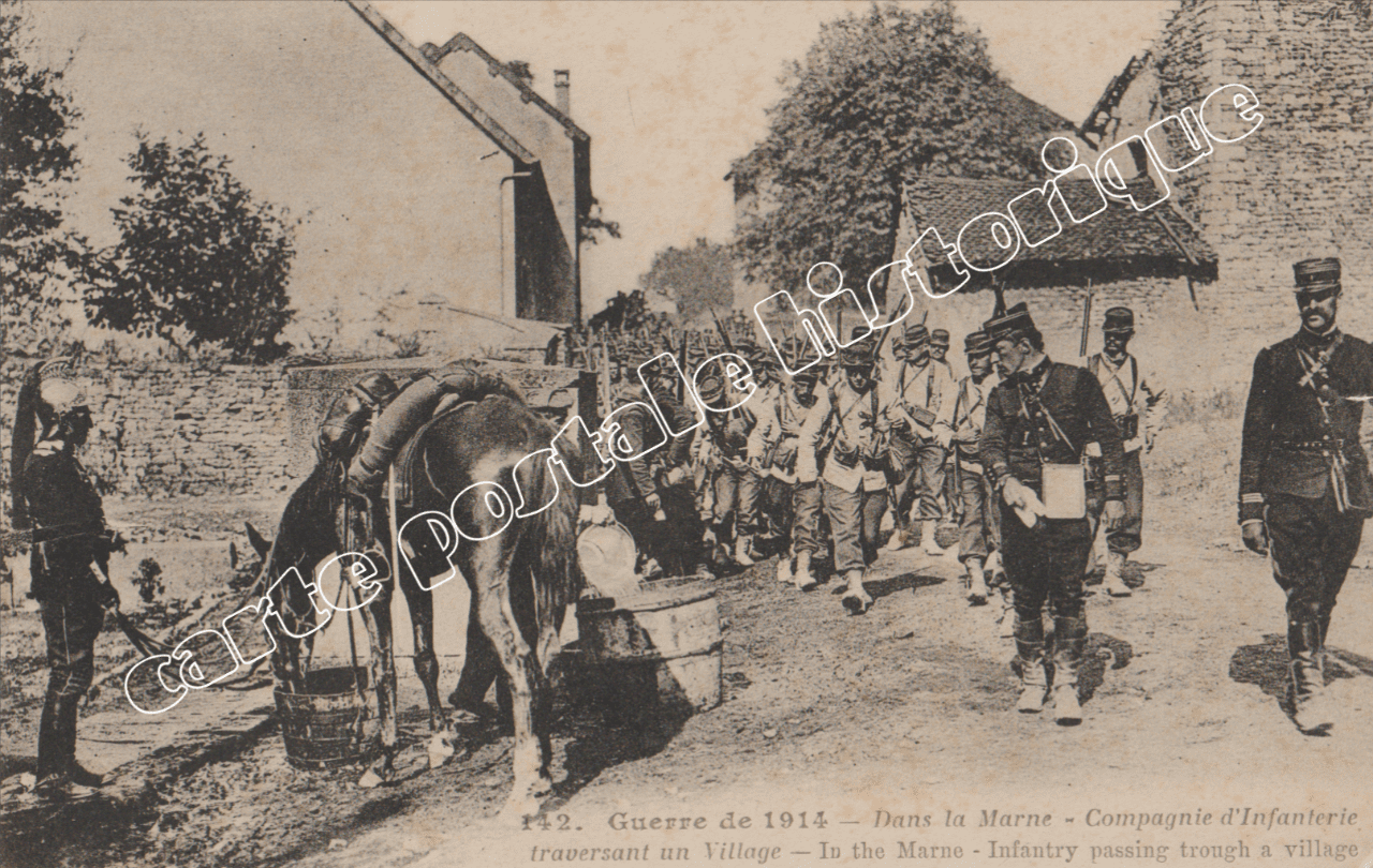 Dans la Marne – Compagnie d’Infanterie traversant un village – 1915 - Carte postale ancienne