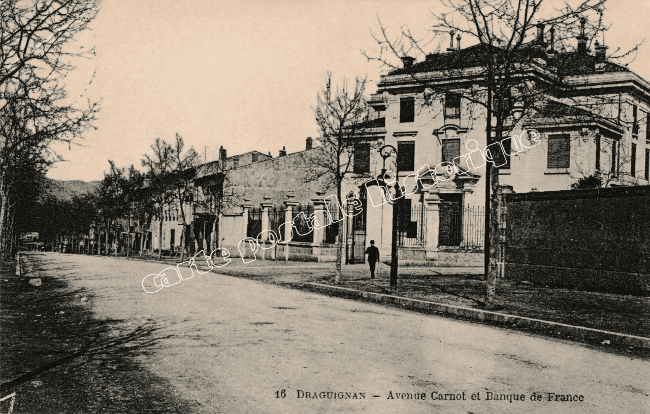 DRAGUIGNAN - Avenue Carnot et Banque de France - 1905