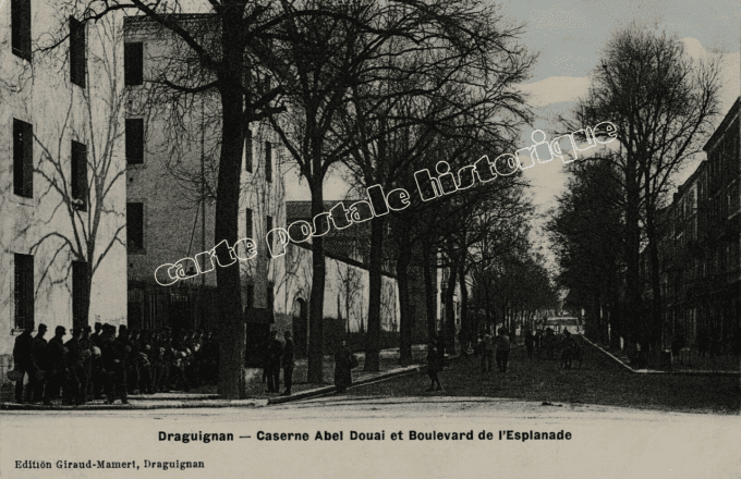 DRAGUIGNAN - Caserne Abel Douai et boulevard de l'Esplanade - 1906