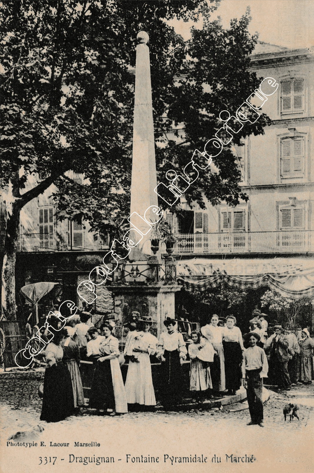 DRAGUIGNAN - Fontaine Pyramidale du marché - 1905