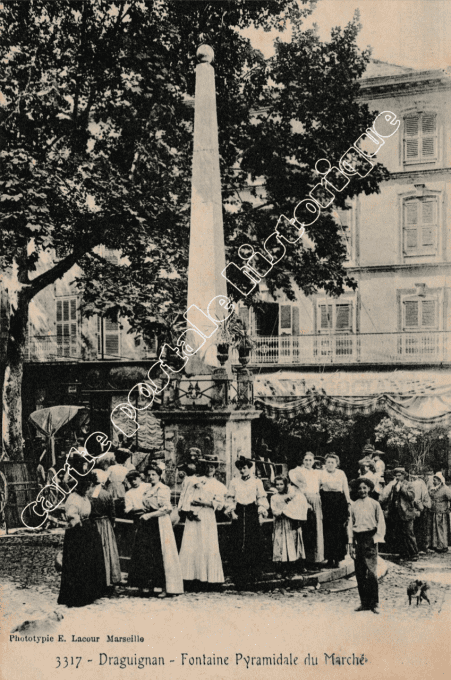 DRAGUIGNAN - Fontaine Pyramidale du marché - 1905