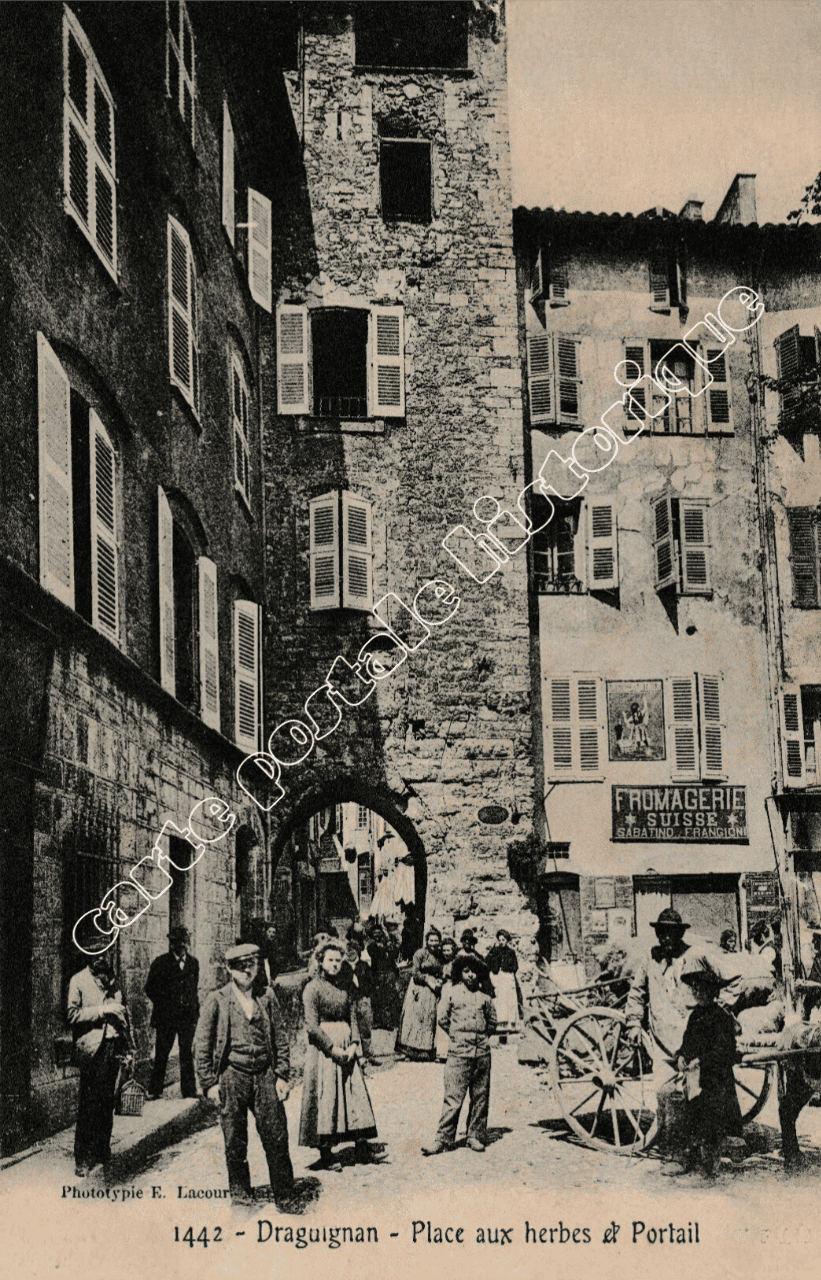 DRAGUIGNAN - Place aux herbes et Portail - 1906