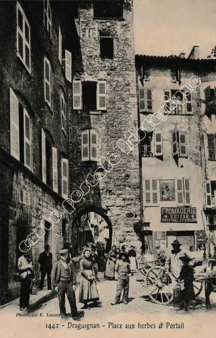 DRAGUIGNAN - Place aux herbes et Portail - 1906