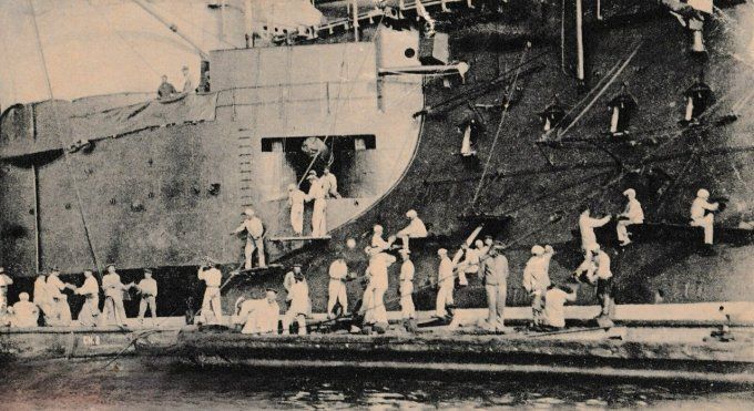 Golfe Juan - La Corvée de Charbon sur un bateau - 1905