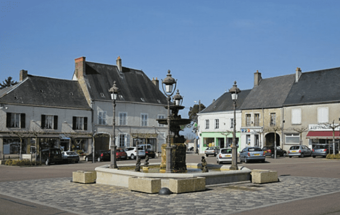 HENRICHEMONT - Place Henri IV - Le Vieux Puits - 2025