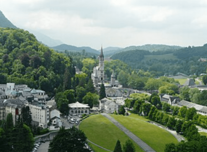 LOURDES - Vue sur la Basilique et ses abords - 2025