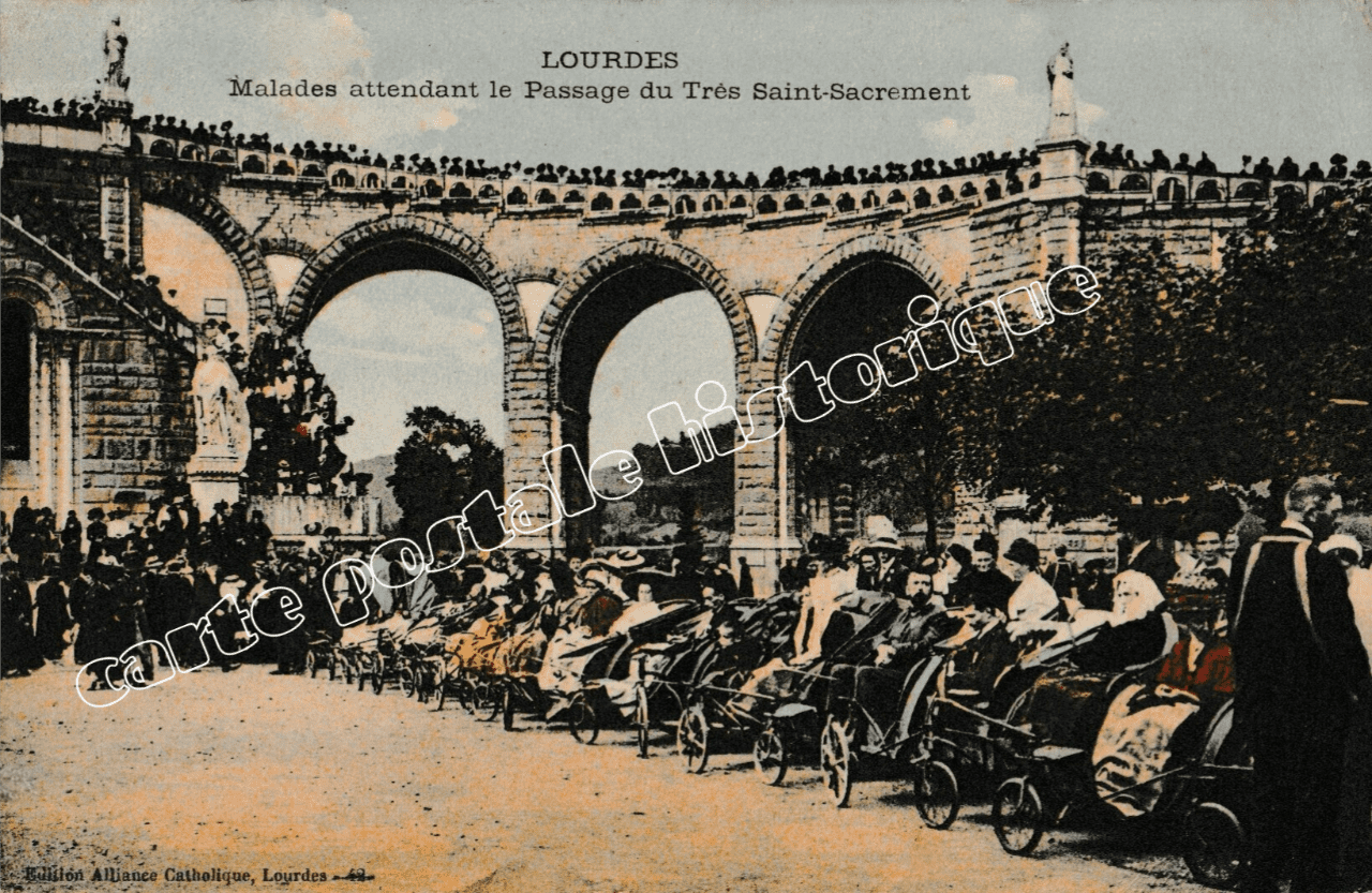 LOURDES - Malades attendant le passage du Très Saint Sacrement - 1914