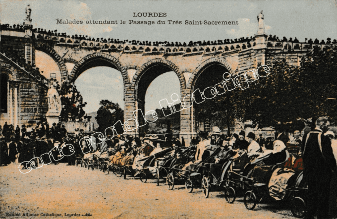 LOURDES - Malades attendant le passage du Très Saint Sacrement - 1914