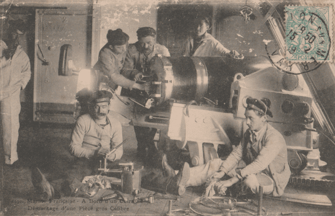 Marine Française à bord d'un Cuirassé - Démontage d'une pièce gros calibre - 1918