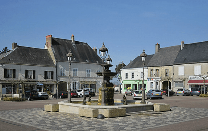 HENRICHEMONT - Place Henri IV - Le Vieux Puits en 2025